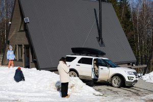 Camping-car stationné et protégé pour l’hivernage, prêt à être retrouvé au printemps.