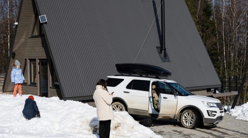 Camping-car stationné et protégé pour l’hivernage, prêt à être retrouvé au printemps.